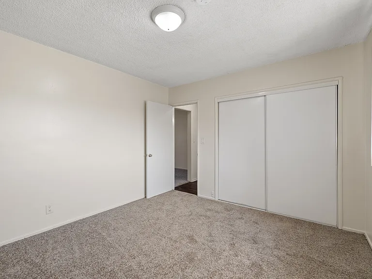 621-625 W. Hyde Park Blvd. — Photo 11