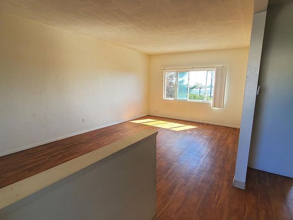2nd image of 1727 1/2 Diamond St #1727-1/2