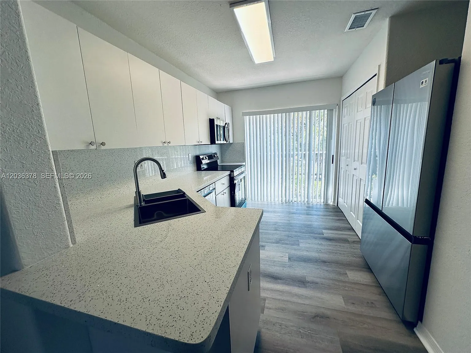Doral Grand Condo — Photo 1