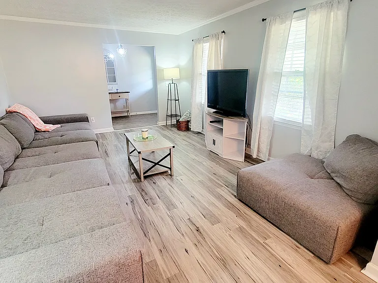 806 Greenwood Dr — Photo 13