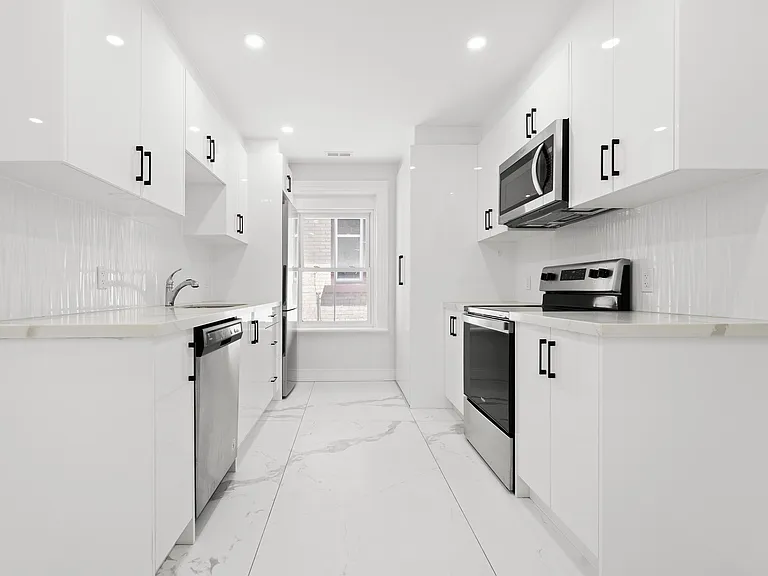 35 Wellington St #2L — Photo 4