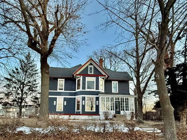 2 E Grant St, Marshalltown, IA 50158