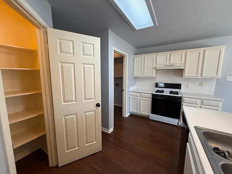 14704 Noya Dr — Photo 6