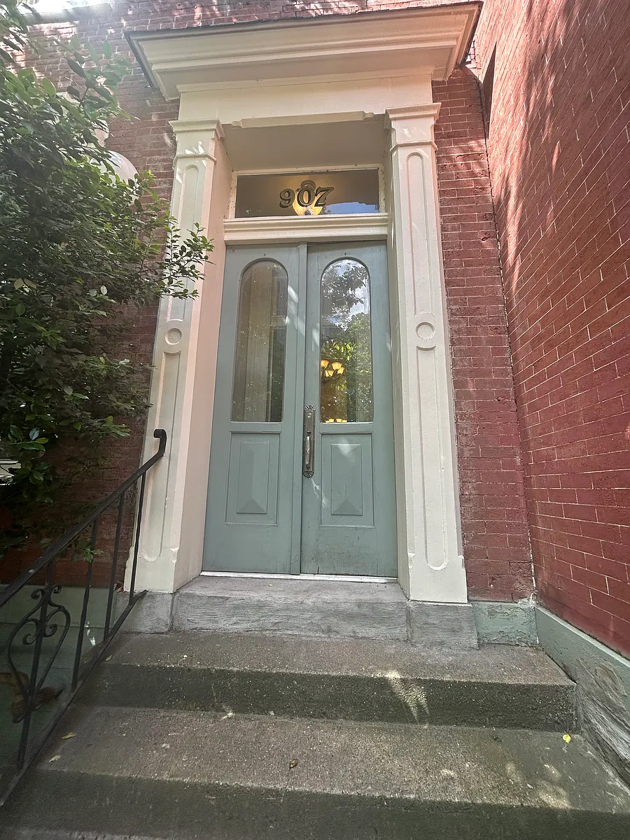 Front of building - 907 Brighton Rd #2