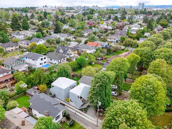1427 Walnut St, Victoria, BC V8R 1Y7