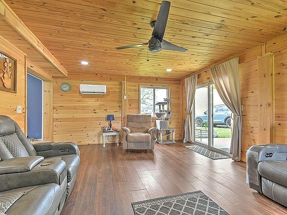 3rd image of 1020 Pigeon Hollow Rd