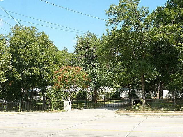 2nd image of 1603 E Crosby Rd