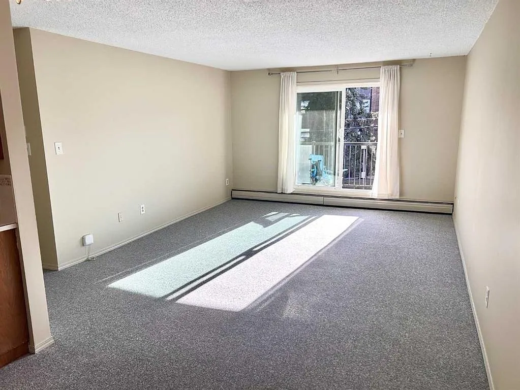 Bright Condo in fantastic location! Close to all amenities! (CP000) — Photo 2