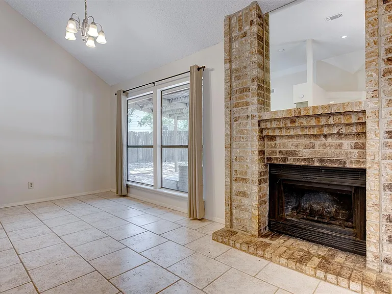 1906 Woodhue Dr — Photo 7