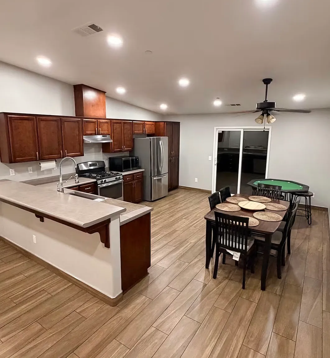 5 bed, 1744 sqft, $2,500 — Photo 2