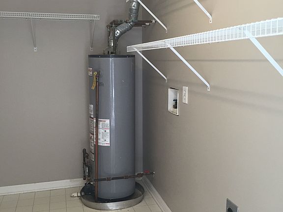 large laundry w w/d hookup