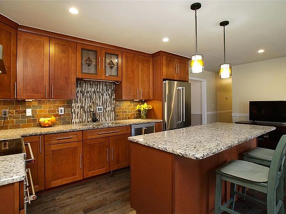 4th image of 130 Woods Dr
