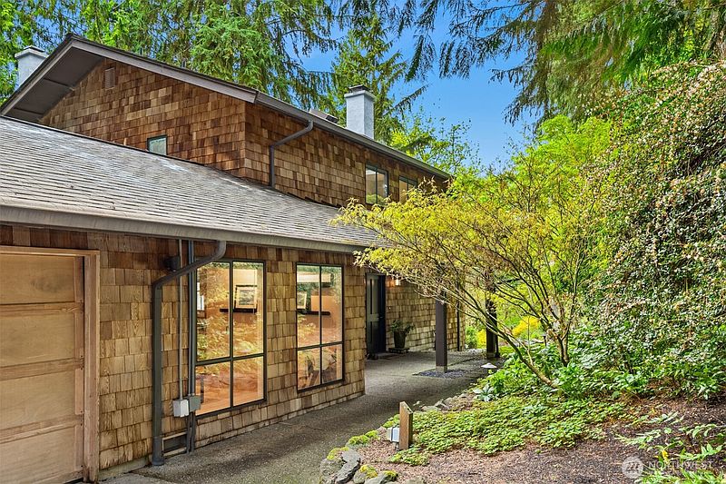 3rd image of 8151 NE Hidden Cove Road