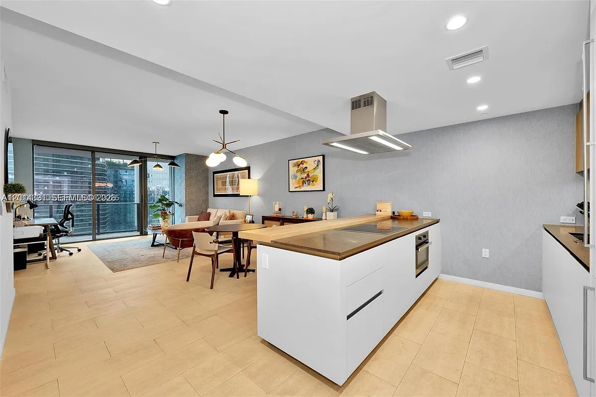 Building Photo - 1000 Brickell Plz #3914