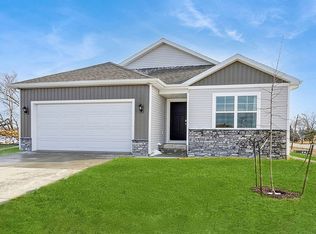 2729 Prairielight Dr, Hiawatha, IA