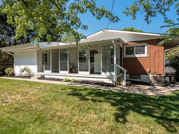 4th image of 33 Hamlin Dr
