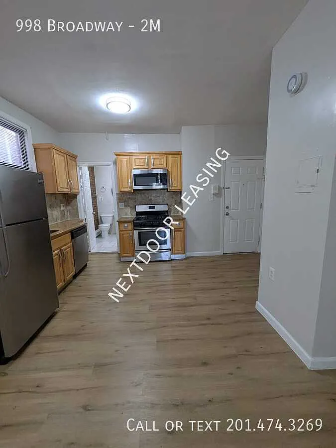998 Broadway — Photo 3