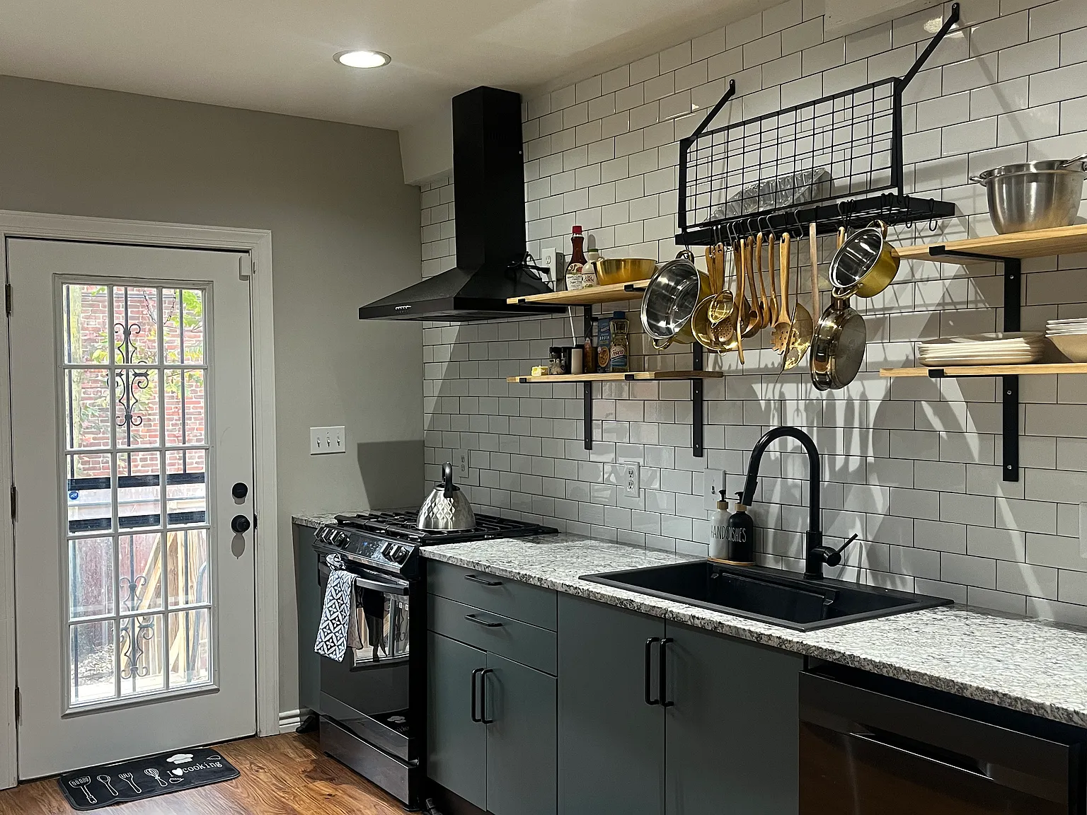 3 bed, 2.5 bath, 1364 sqft, $3,000 — Photo 1