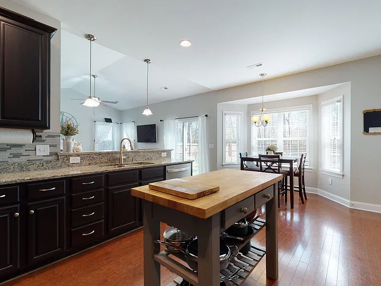 505 Pinehurst Cir — Photo 32
