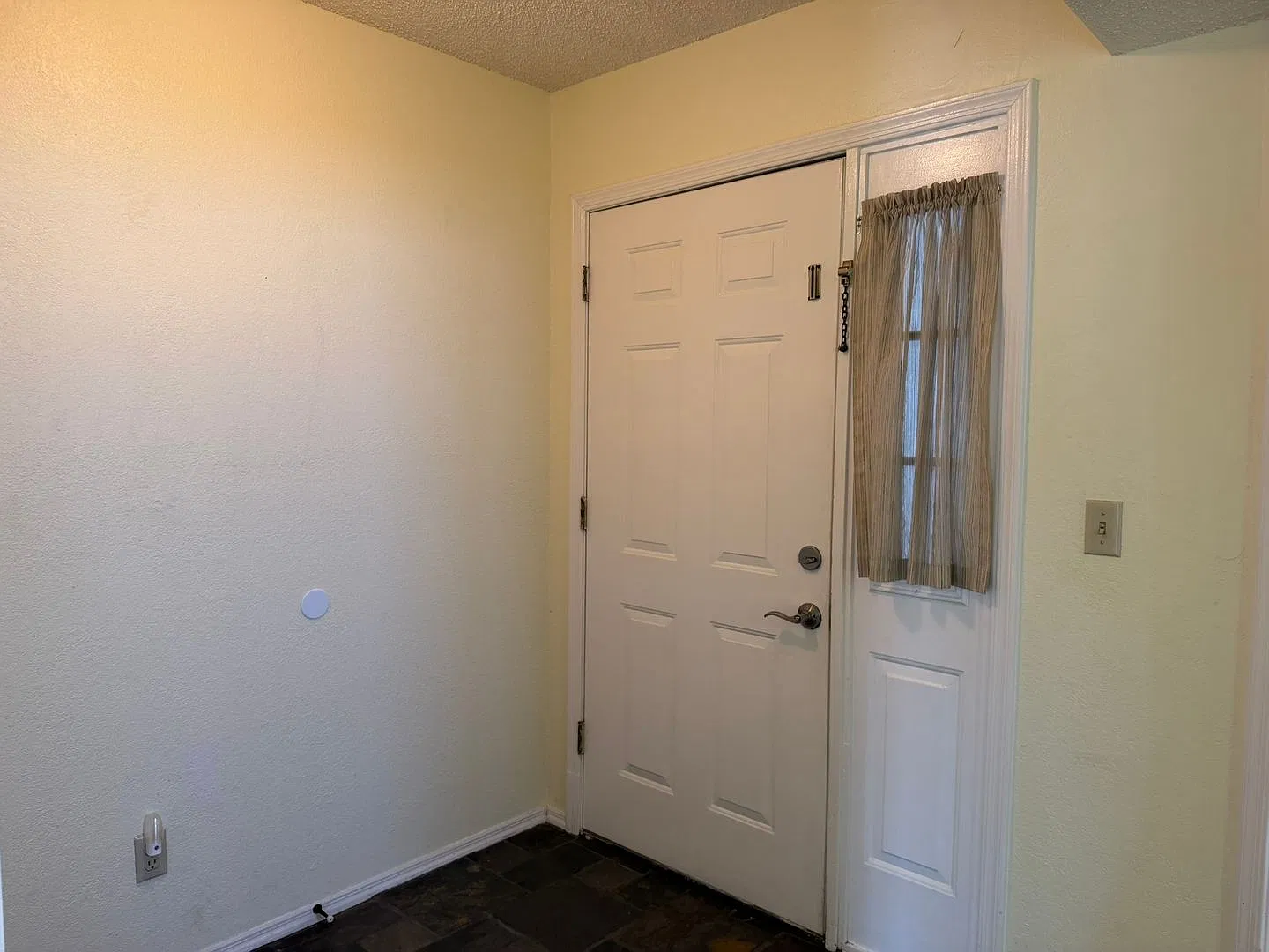 2BR 2BA Riverview Bluffs Condo, 1st Floor *Secure gated entrance,assigned parking Views & Amenities — Photo 3