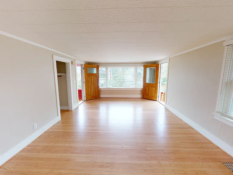 4512 N Commercial Ave — Photo 3