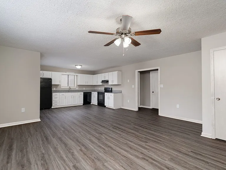 Country Shores Apartments — Photo 2