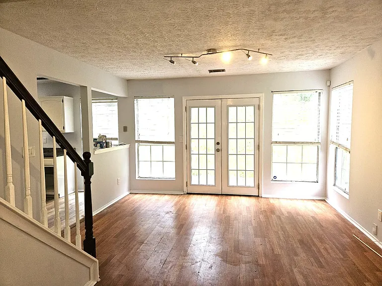 1261 Woodstream Dr — Photo 6
