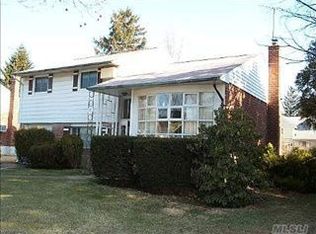 15 Phipps Ln, Plainview, NY 11803