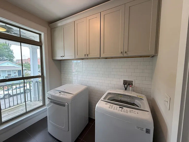 517 W Wright St — Photo 23