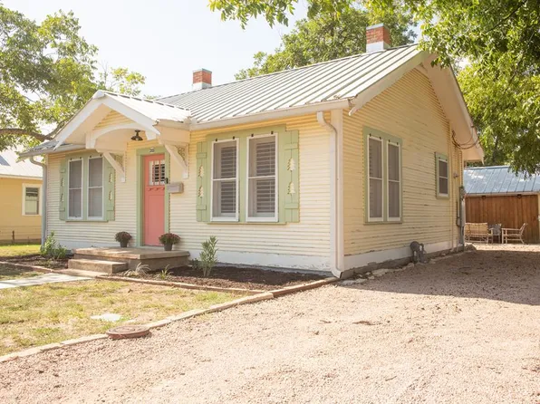 213 Mistletoe St, Fredericksburg, TX 78624