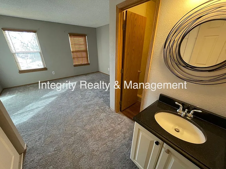 2626 E Nichols Cir — Photo 6