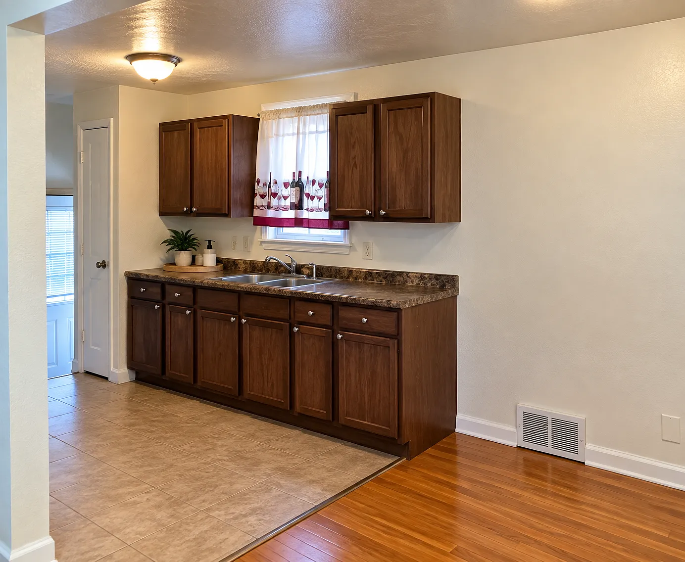 3 bed, 1000 sqft, $1,475 — Photo 3