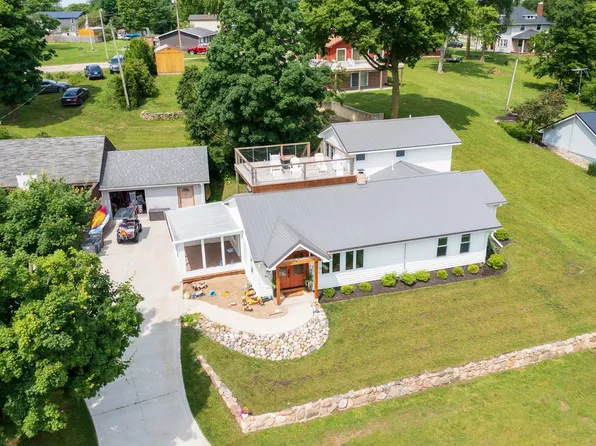 9061 E Hatchery Rd, Syracuse, IN 46567