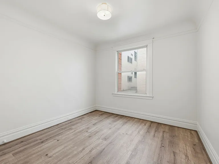 Bedroom 2 (Upstairs)