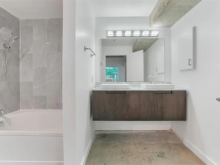 2000 Bagby St #2401 — Photo 10