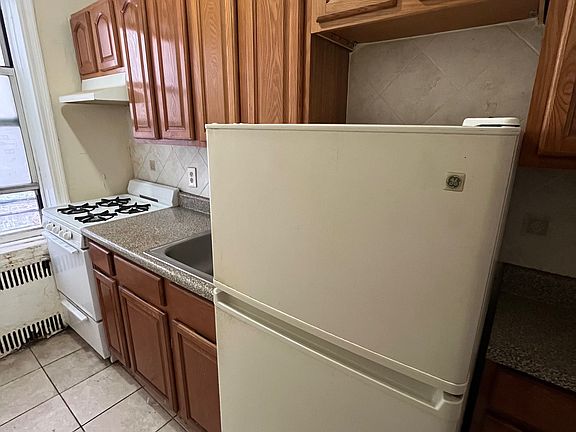 3rd image of 580 E 17th St APT 1E