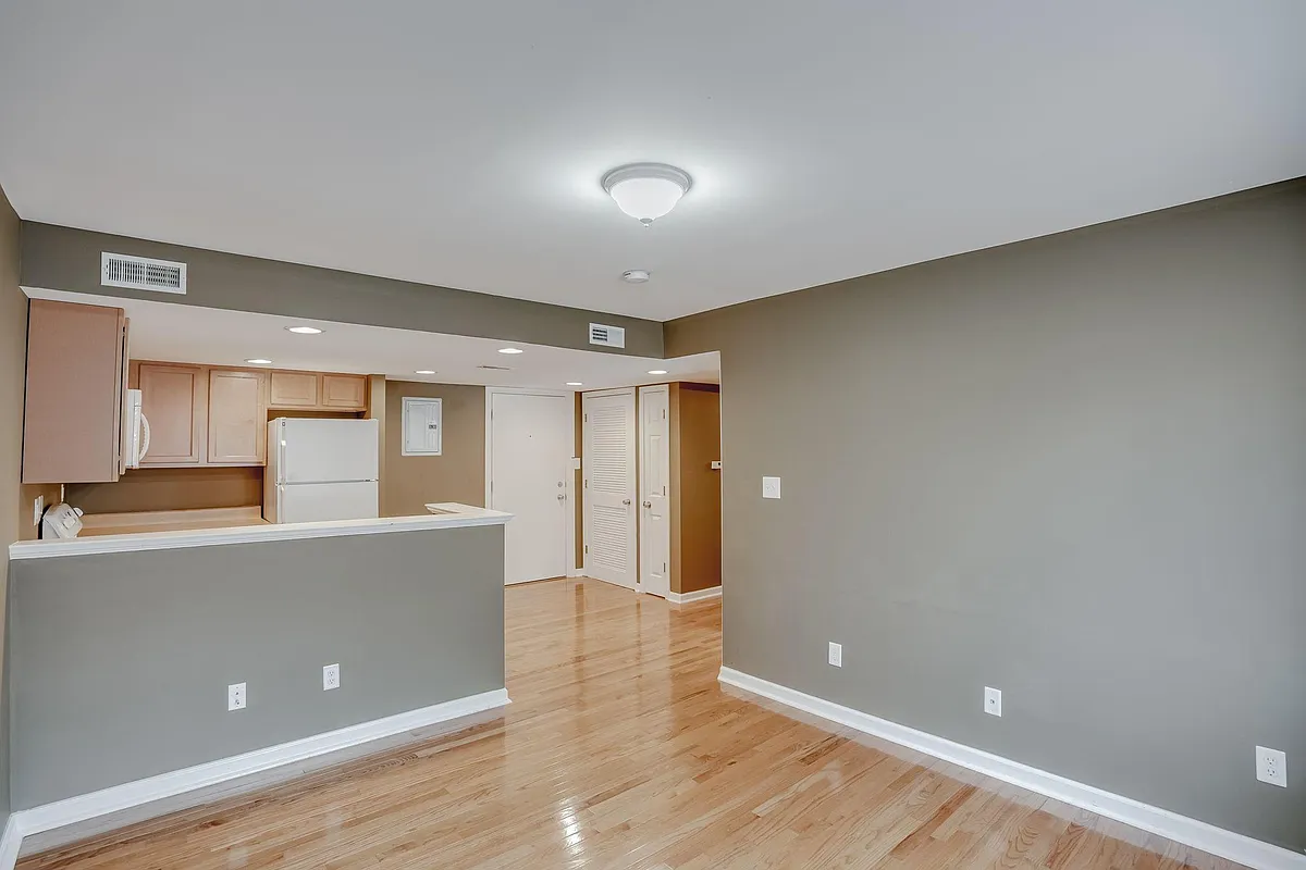 Building Photo - 5953 Columbia Ave #G