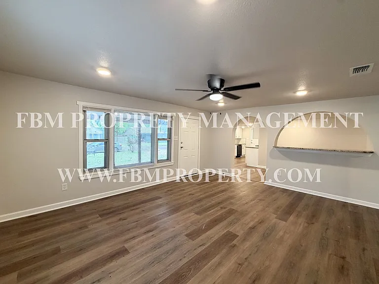 303 E Thompson St — Photo 4