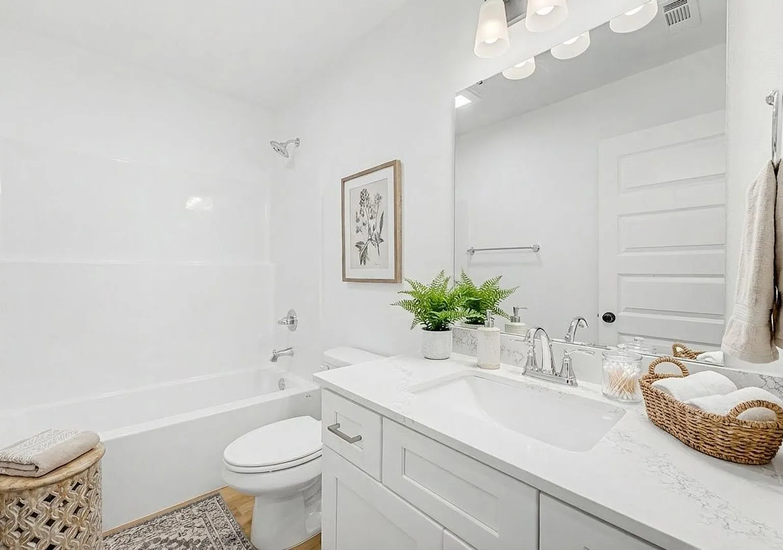 3 Bed, 2 Bath Home!! — Photo 2
