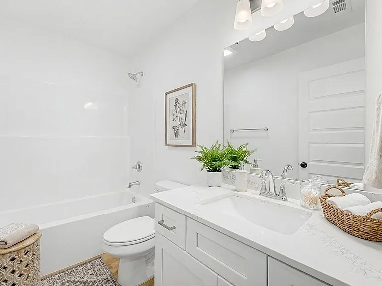 1534 N Claire St — Photo 2