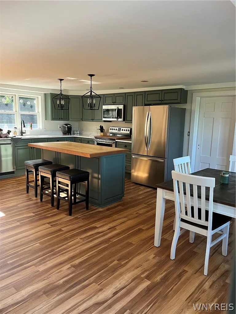 4 bed, 2.5 bath, 2934 sqft, $2,400 — Photo 2