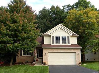 110 Lakeshore Pointe Dr, Howell, MI 48843