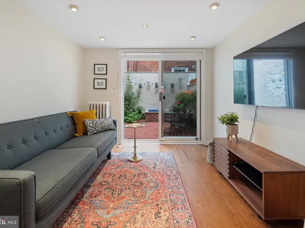 143 Fitzwater St, Philadelphia, PA 19147