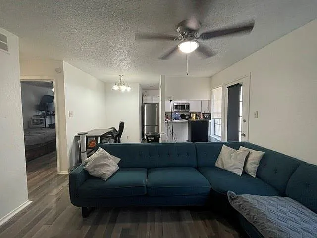 2 bed, 1.0 bath, 696 sqft, $1,200 — Photo 3