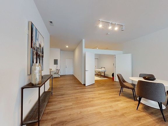 5th image of 2555 S Wabash Ave #201