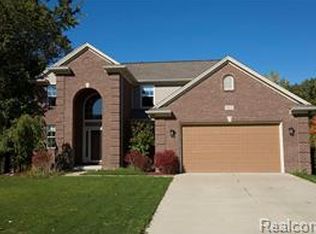 462 Green Hill Ln, Lake Orion, MI 48360