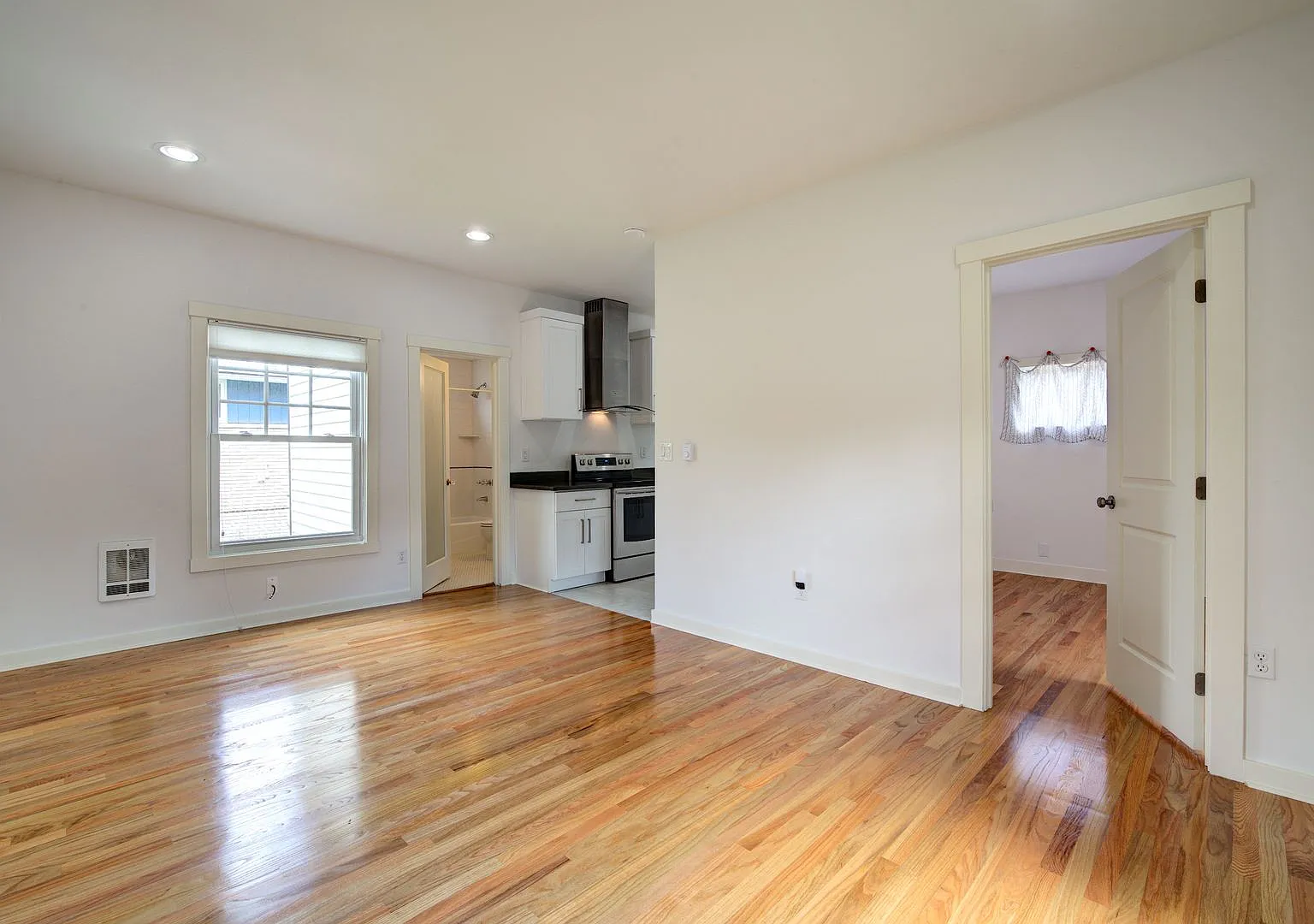 2Bd/1Ba Seattle Home — Photo 4