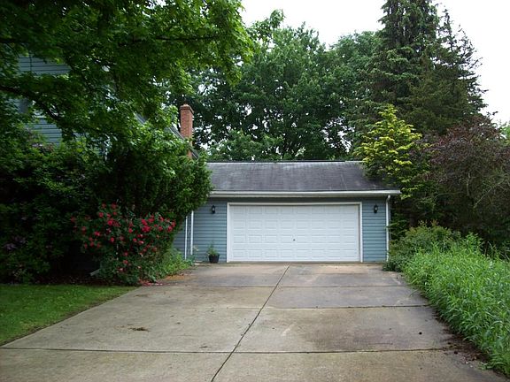 3rd image of 304 E Carpenter Ave