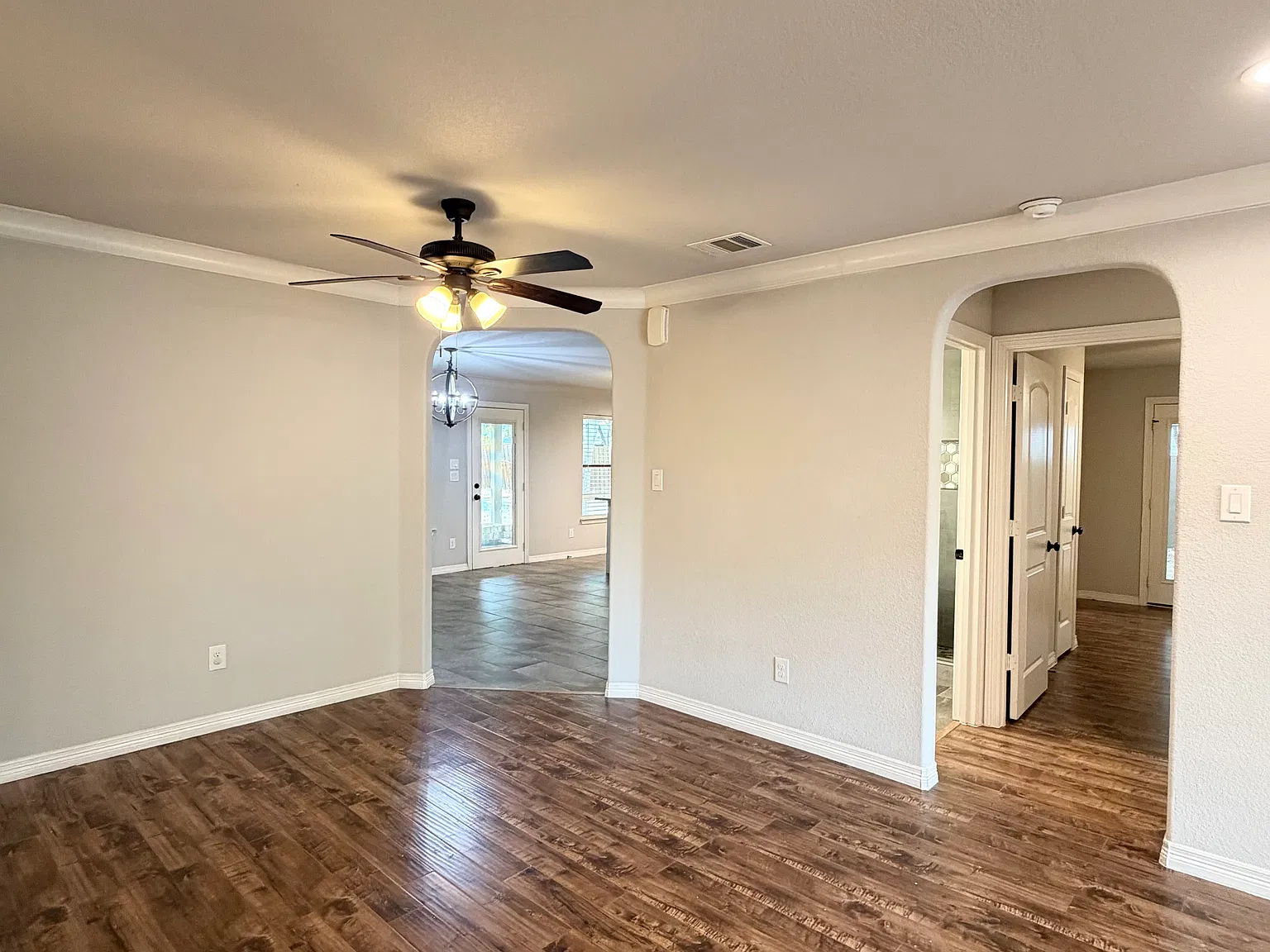 3 bed, 2010 sqft, $2,200 — Photo 3