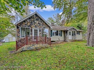 31 N 4th St, Gouldsboro, PA 18424